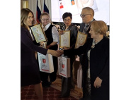 Петрова Ольга Викторовна, заместитель министра науки и высшего образования РФ награждает доцента Севастопольского Госуниверситета Смирнову Т.В., зам. Председателя Севастопольского Регионального отделения МПОО «Объединение православных ученых»